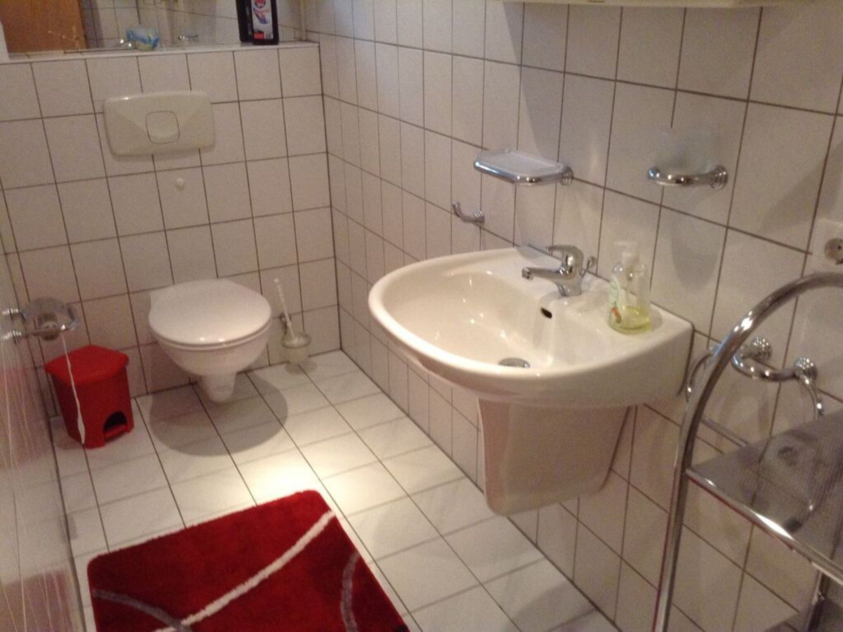 Kylpyhuone, jossa on wc, pesuallas ja suihku.