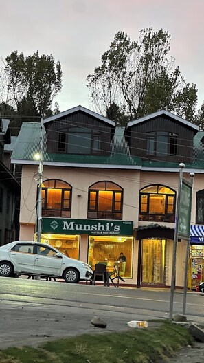 Front of property - Munshi's Hotel and Restaurant Tangmarg (Baramula)