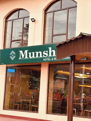 Property entrance - Munshi's Hotel and Restaurant Tangmarg (Baramula)
