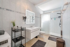 Dusche, Haartrockner, Handtücher