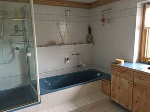 Apartment | Bathroom | Towels - Apartment in the Waxenegg Country House (Sulzberg)