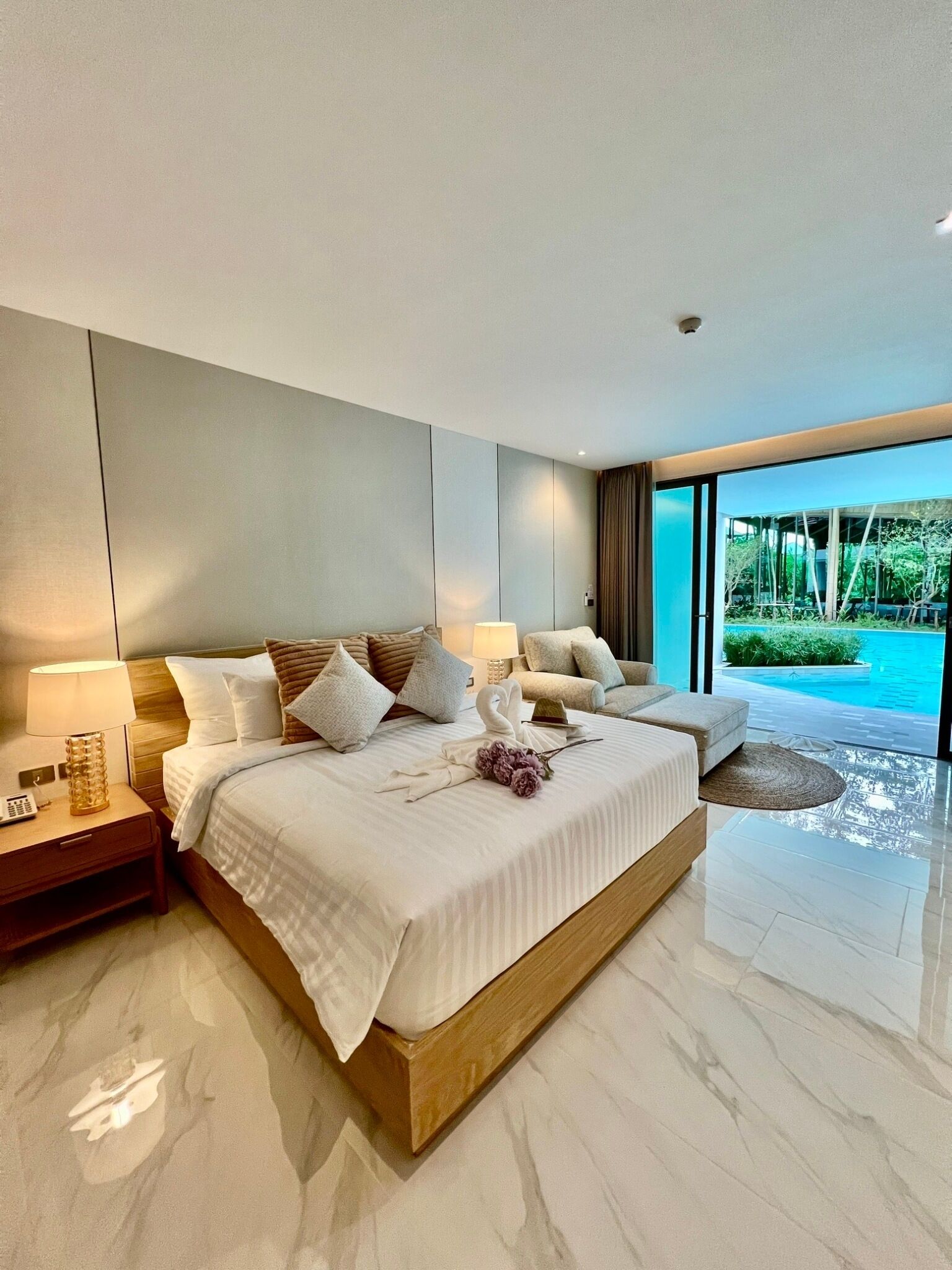 Minibar con artículos gratuitos y caja de seguridad en la habitación 