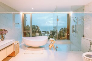 Family Penthouse | Bathroom | Combined shower/tub, hair dryer, slippers, towels