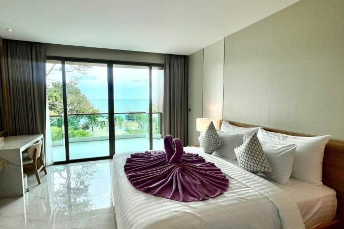 Premium Ocean View (Partial Seaview)