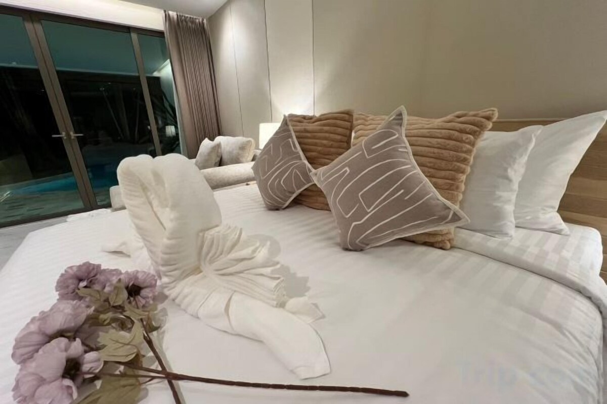Minibar (free items), in-room safe, blackout drapes, iron/ironing board