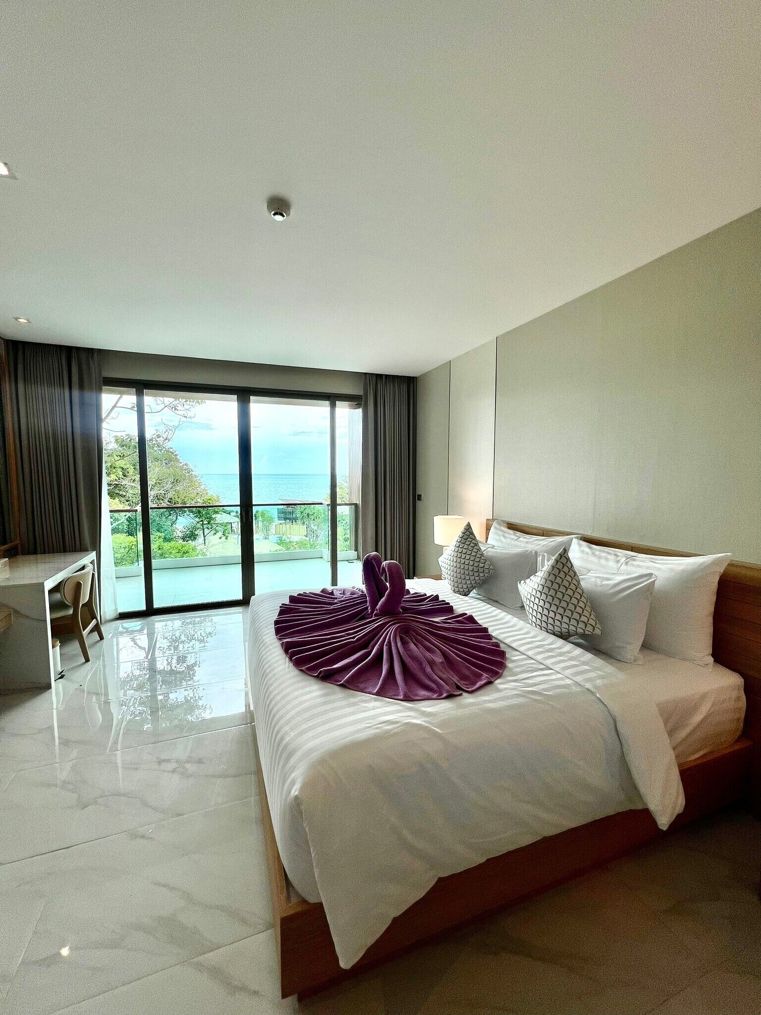 Minibar con artículos gratuitos y caja de seguridad en la habitación 