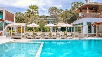 2 outdoor pools