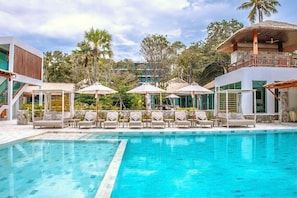 2 outdoor pools