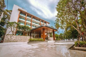 Boendets fasad - kväll/natt