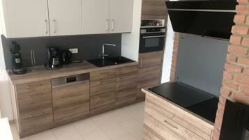 Apartemen | Dapur pribadi | Oven, ketel listrik, dan pemanggang roti