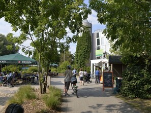 A park with a café named 'Beck's', a bike path, and a building with a signboard. - Apartment Albatros 14 (Butjadingen)
