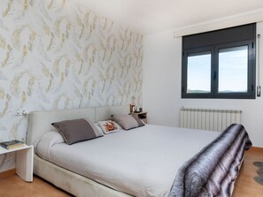 4 bedrooms, desk, iron/ironing board, WiFi