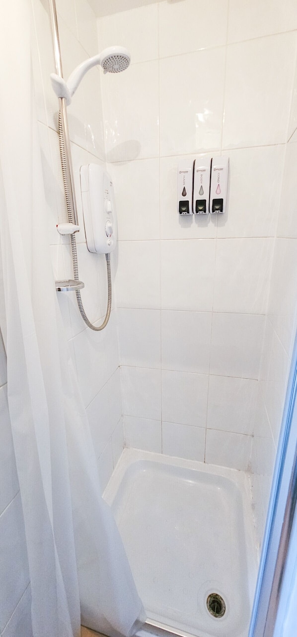 تجهيزات دش، مجففات شعر، مناشف، صابون