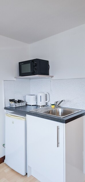 ثلاجة، ميكروويف، غلّاية كهربائية، محمصة خبز