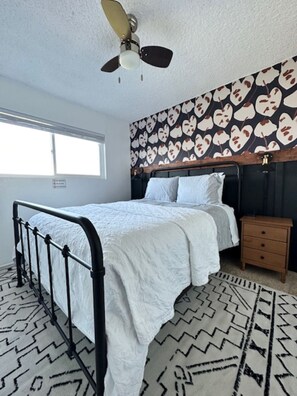 2 bedrooms, iron/ironing board, travel cot, free WiFi - Bay Area Bliss: Cozy Family Condo in the Heart of Hayward Hills Close to CSUEB. (Hayward)