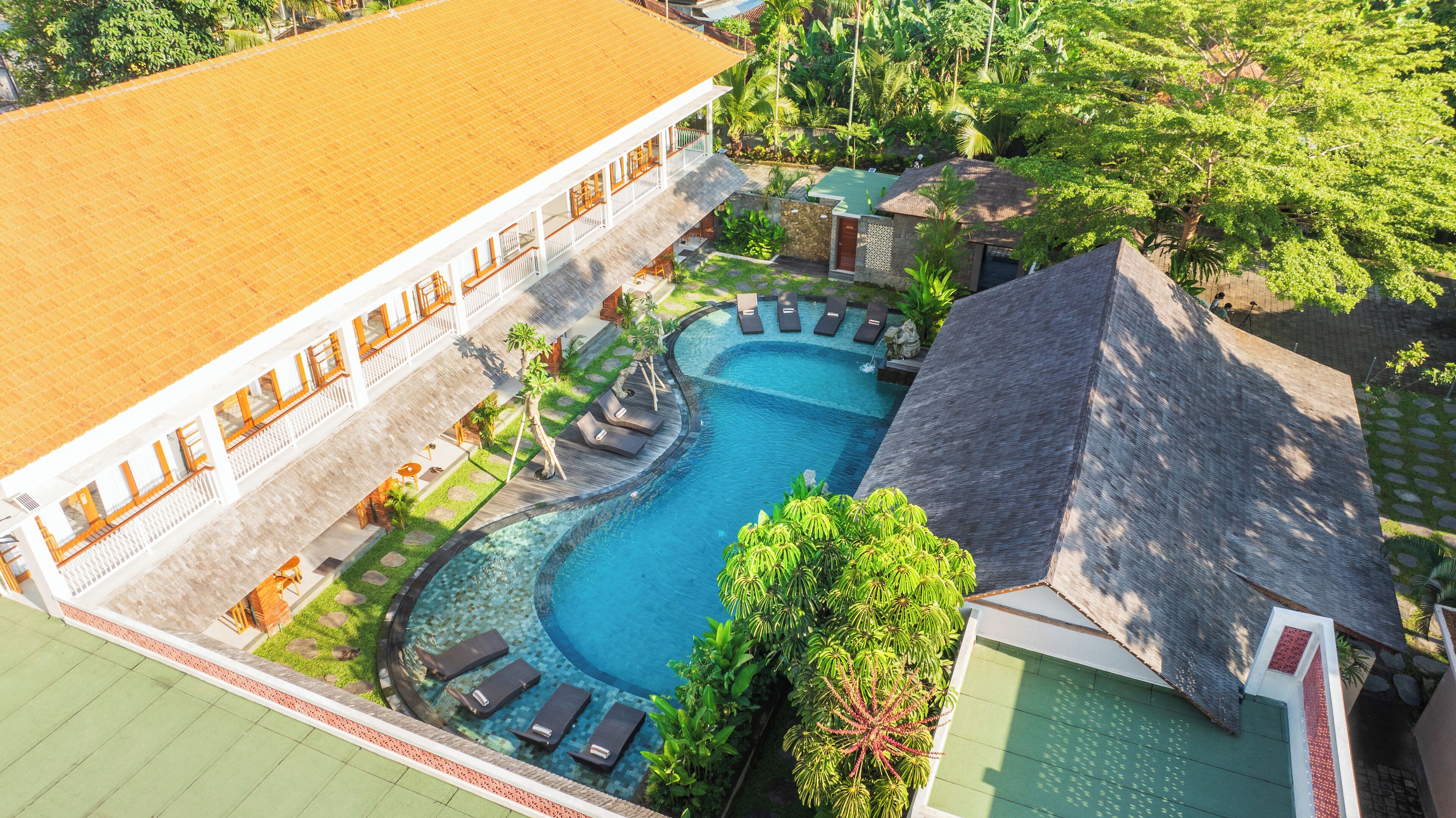 2 piscinas al aire libre, sombrillas