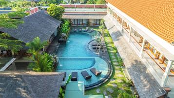 2 utomhuspooler och parasoller