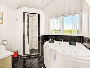 House | Bathroom - 5 Star Holiday Home in Humble (Sydlangeland)