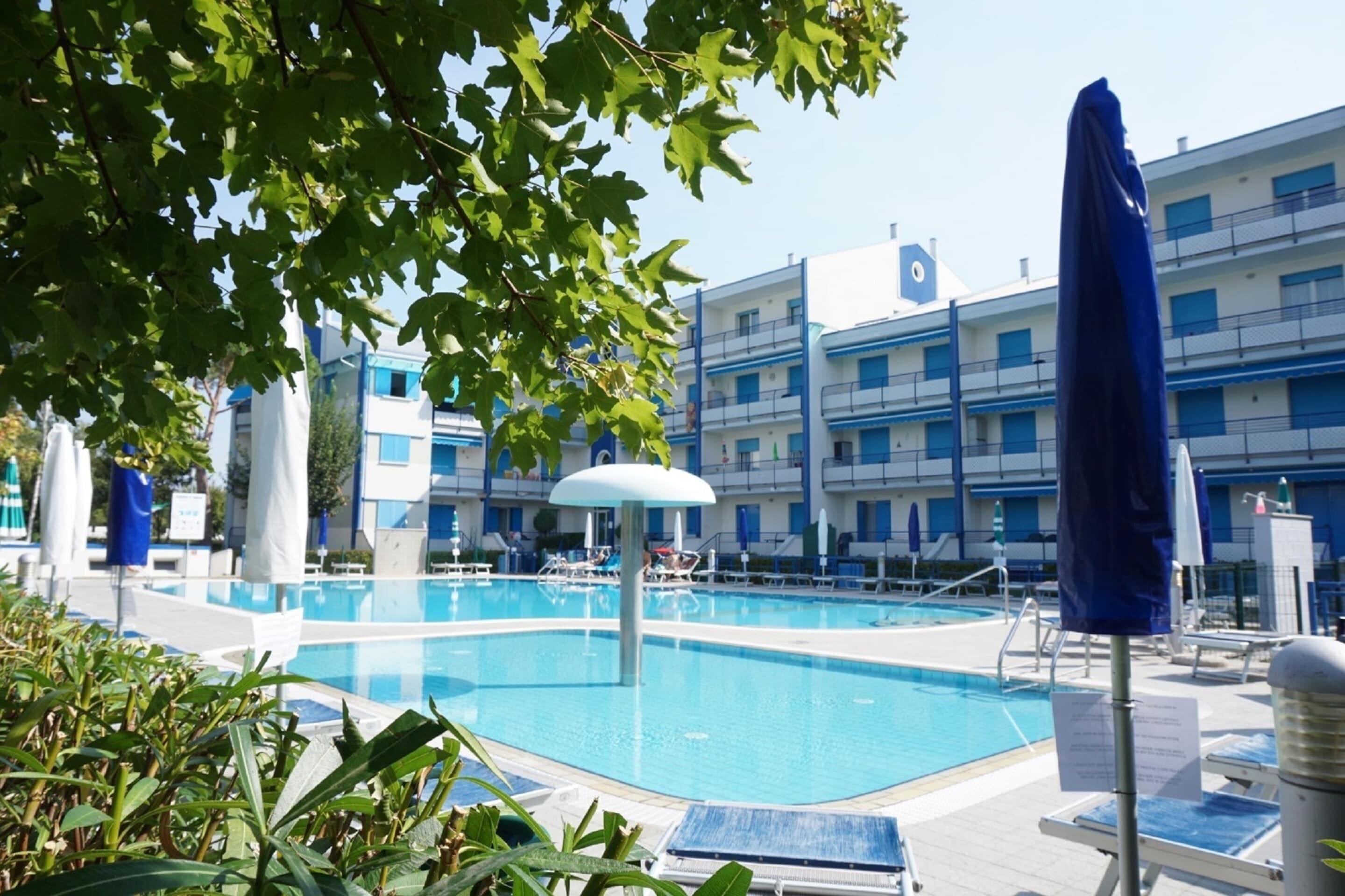 Una piscina al aire libre