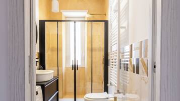 Dusche, Haartrockner, Bidet, Handtücher