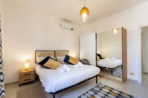 1 soverom, safe på rommet, strykejern/-brett og reiseseng for barn
