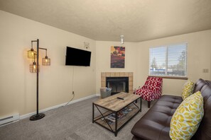 Smart TV - Beautiful 2BR APT 2 ⭑ Netflix & Keurig ⭑ Full Kitchen ⭑ WiFi ⭑ AC (Spokane Valley)