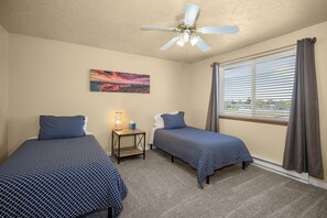 2 soverom, skrivebord, strykejern/-brett og wi-fi (inkludert)