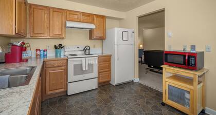 Beautiful 2BR APT 2 ⭑ Netflix & Keurig ⭑ Full Kitchen ⭑ WiFi ⭑ AC