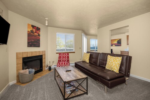 Beautiful 2BR APT 2 ⭑ Netflix & Keurig ⭑ Full Kitchen ⭑ WiFi ⭑ AC