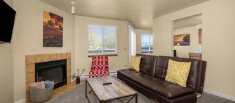 Beautiful 2BR APT 2 ⭑ Netflix & Keurig ⭑ Full Kitchen ⭑ WiFi ⭑ AC