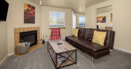 Beautiful 2BR APT 2 ⭑ Netflix & Keurig ⭑ Full Kitchen ⭑ WiFi ⭑ AC