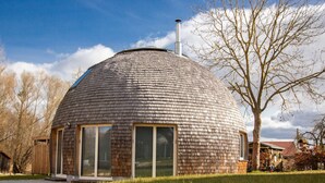A dome-shaped building with a wooden exterior and large windows. - Kugelhaus Phoebe (Penzlin)