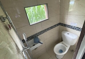 Zimmer, Bergblick | Badezimmer | Dusche, Toilettenpapier