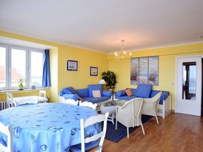 Apartment | Dining - Seaview Stay w/ Parking (De Haan)