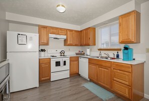 Fridge, oven, stovetop, dishwasher