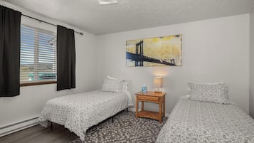 2 bedrooms, desk, iron/ironing board, WiFi