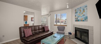 Beautiful 2BR APT 4 ⭑ Workspace ⭑ Keurig ⭑ AC