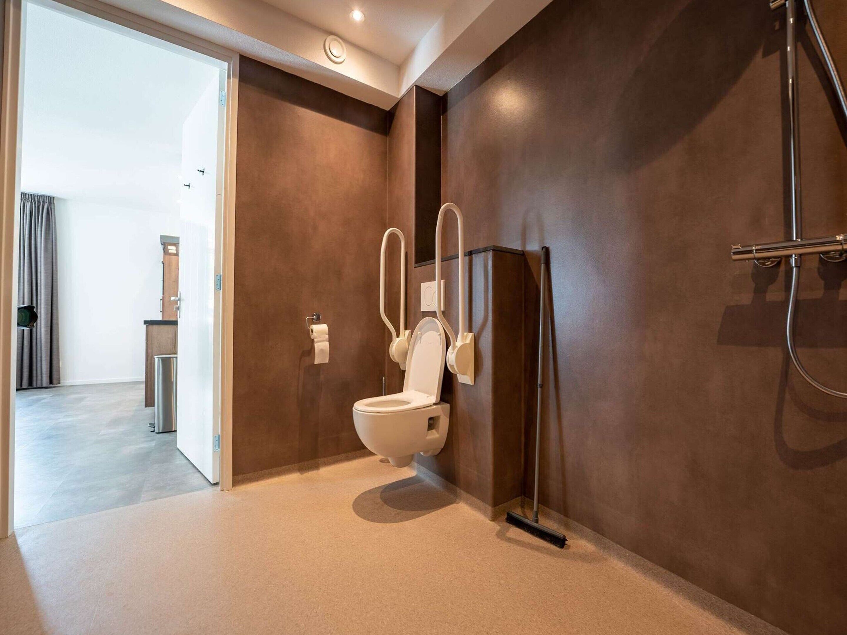 Un baño moderno con inodoro, bidé y ducha.
