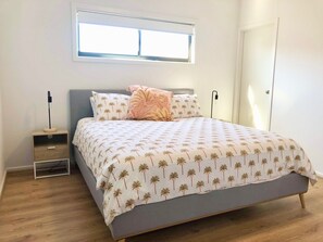 4 makuuhuonetta, silitysrauta/-lauta, vauvan matkasänky, vuodevaatteet