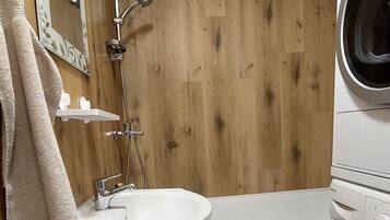 Secador de cabelo, toalhas de banho, sabonete, shampoo