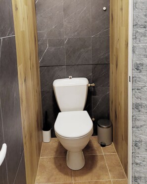 Haartrockner, Handtücher, Seife, Shampoo