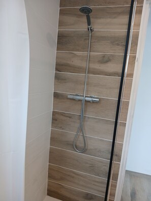 Dusche, Haartrockner, Handtücher, Seife