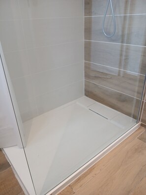 Een douche, een haardroger, handdoeken, zeep
