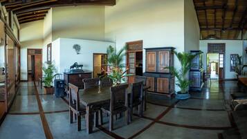 ๋๋ญ์ค ๋น๋ผ, ๋ฐ๋ค ์ ๋ง | ๊ฑฐ์ค ๊ณต๊ฐ