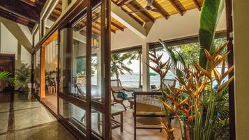 ๋๋ญ์ค ๋น๋ผ, ๋ฐ๋ค ์ ๋ง | ๊ฑฐ์ค ๊ณต๊ฐ