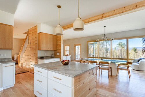 Contemporary Stunner near INNESS & Trails