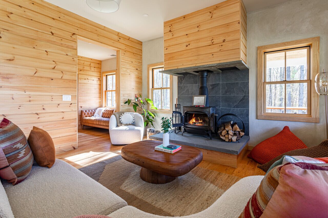 TV connectée, cheminée, chaîne hi-fi, espaces bureaux