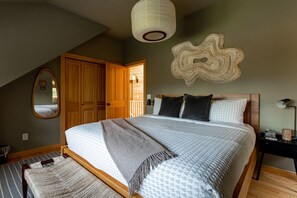4 chambres, bureau, fer et planche à repasser, lit de bébé portatif