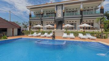 Una piscina al aire libre