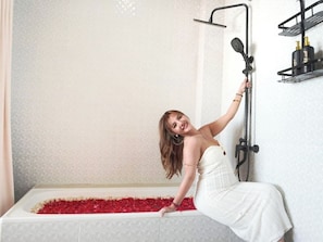 Deep-soaking bathtub - Darya Sea View (Penida Island)